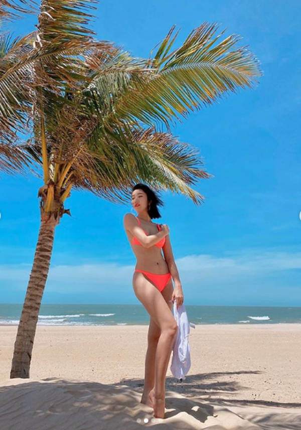 Diễn Viên Thuý Ngân Khoe Dáng Quyến Rũ Với Bikini Bên Bãi Biển 6