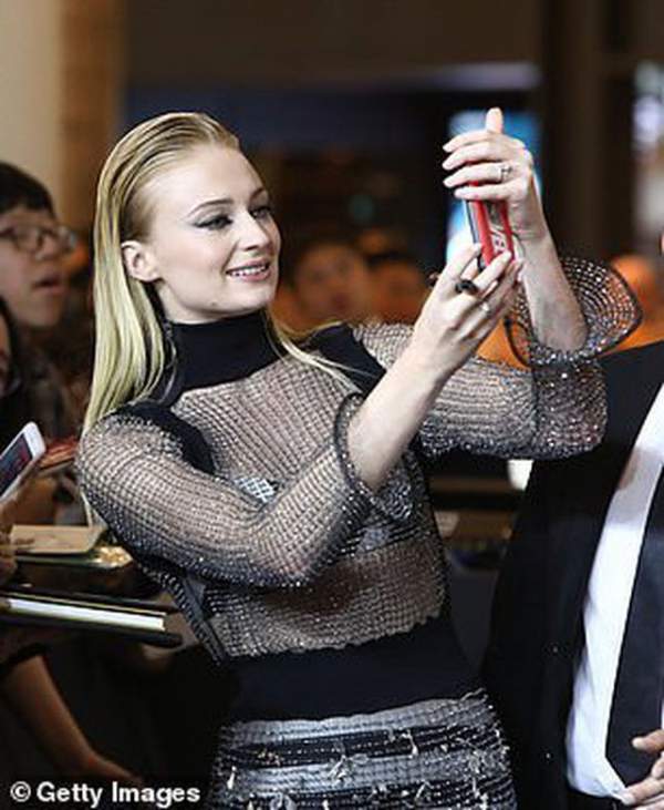 Sophie Turner Mặc Váy Xuyên Thấu Đi Quảng Bá Phim 5