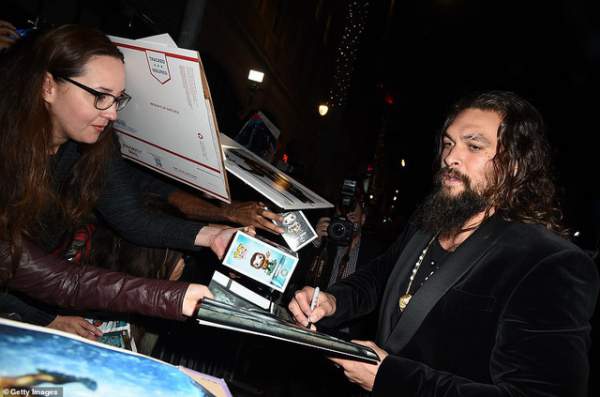 Jason Momoa Tình Tứ Bên Vợ Hơn 12 Tuổi 25