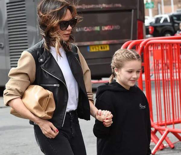 Victoria Beckham Đưa Con Đi Xem Chồng Đá Bóng 2