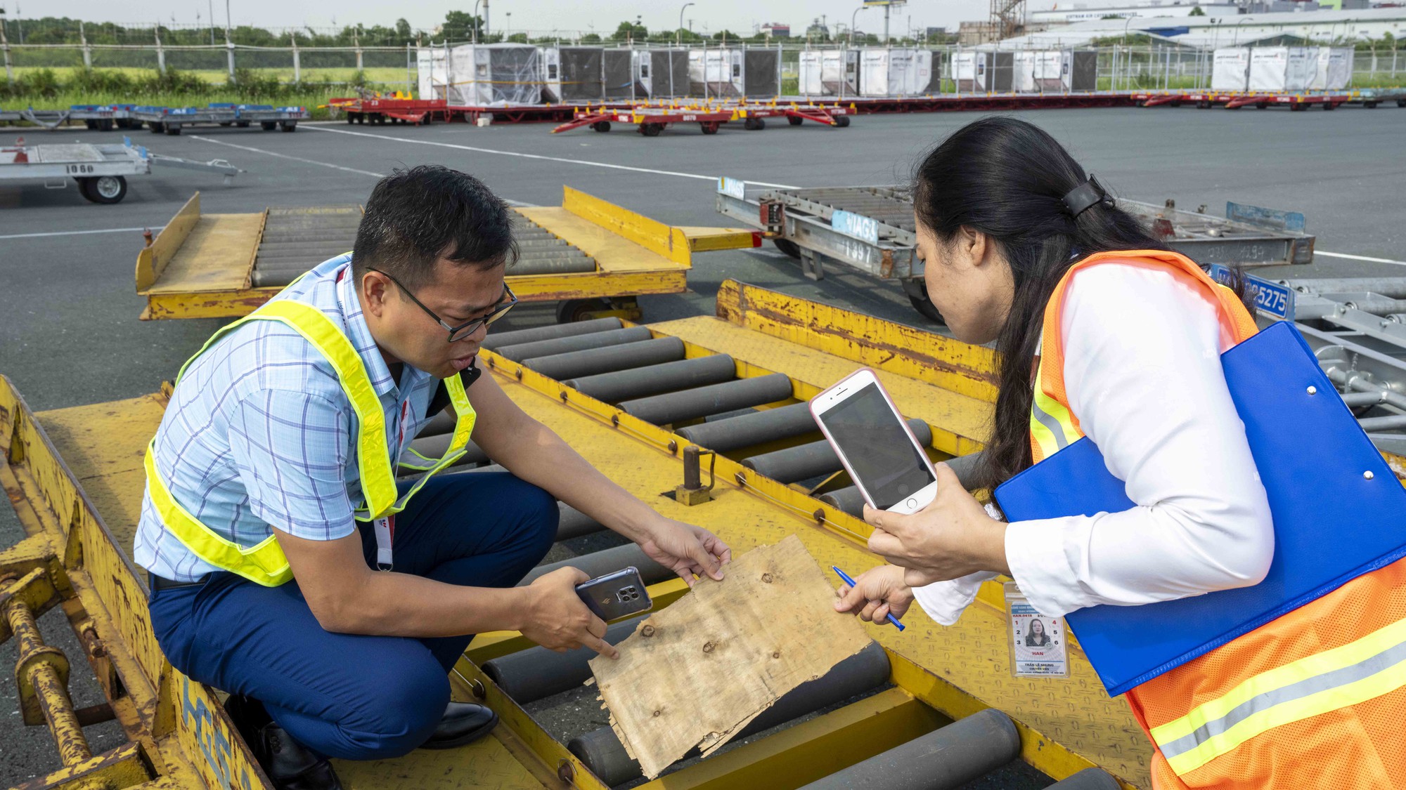 CậN CảNh Soi đườNg BăNg TìM VậT Thể Lạ ở SâN Bay NộI BàI - ẢNh 12.