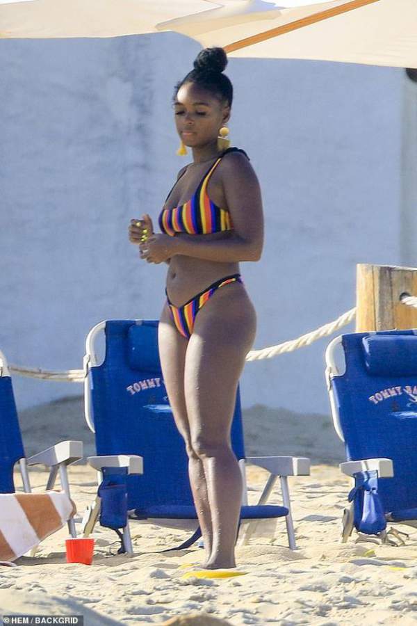 Janelle Monae Bốc Lửa Với Bikini Nhiều Màu 7