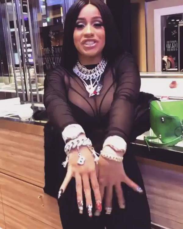 Cardi B Lại Khoe Vòng Kim Cương Đắt Tiền 5