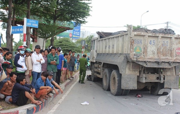 Dừng Xe Mặc Áo Mưa, Người Phụ Nữ Bị Xe Ben Tông Chết Thảm 3