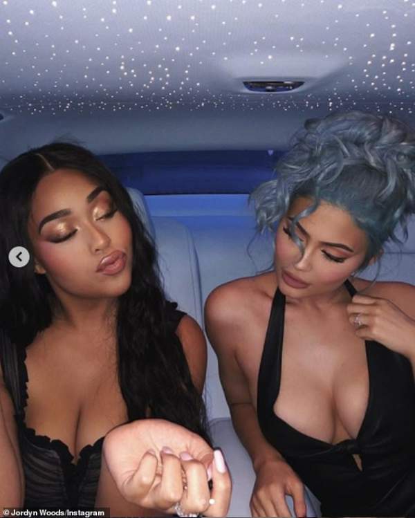 Rihanna Và Kylie Jenner Khoe Dáng Gợi Cảm Với Váy Trắng 8