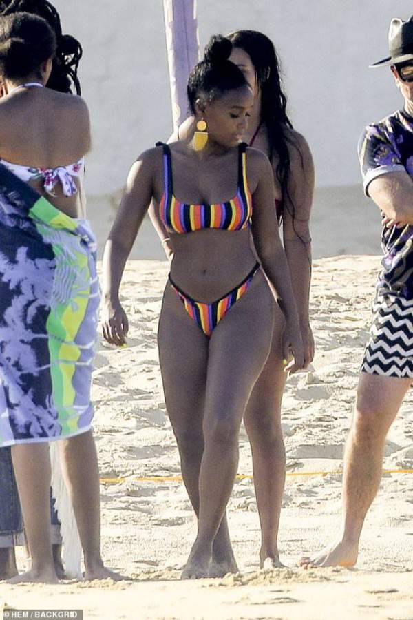 Janelle Monae Bốc Lửa Với Bikini Nhiều Màu 3