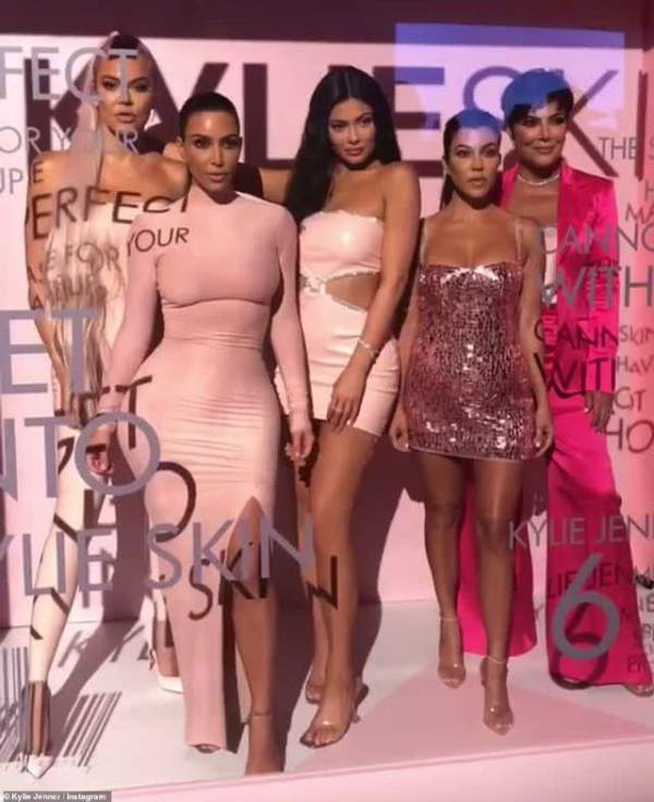 Kylie Jenner Bốc Lửa Ra Mắt Mỹ Phẩm Mới 1