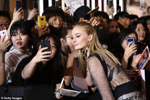 Sophie Turner Mặc Váy Xuyên Thấu Đi Quảng Bá Phim 6