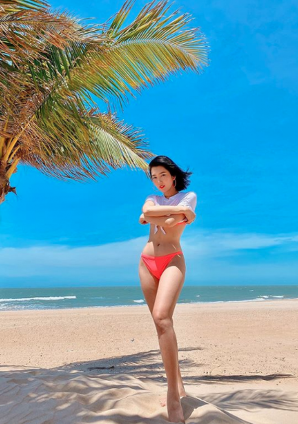 Diễn Viên Thuý Ngân Khoe Dáng Quyến Rũ Với Bikini Bên Bãi Biển 3