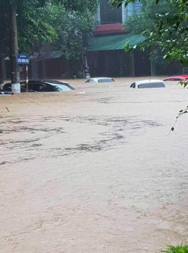 Mưa Lớn Kéo Dài Tại Hà Giang, Đường Phố Biến Thành Sông, Ô Tô Chìm Nghỉm Trong Biển Nước 8