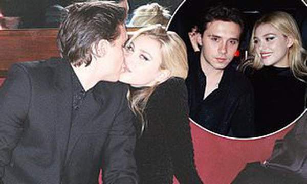 Brooklyn Beckham Và Bạn Gái Đeo Khẩu Trang Tại Sân Bay 8