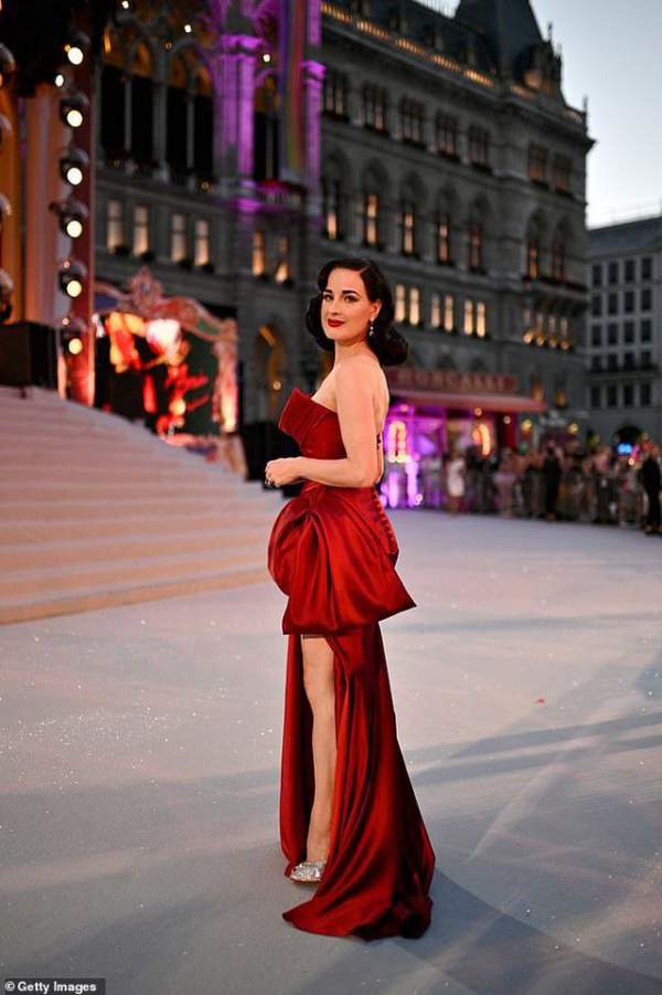 Nhan Sắc Đáng Ngưỡng Mộ Của Vũ Nữ Thoát Y U50 Dita Von Teese 1