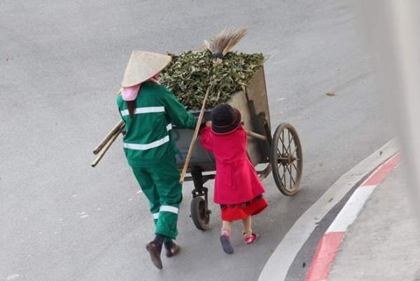 Em Bé Đẩy Xe Rác Giúp Mẹ Gây Xúc Động Ngày Tết 1