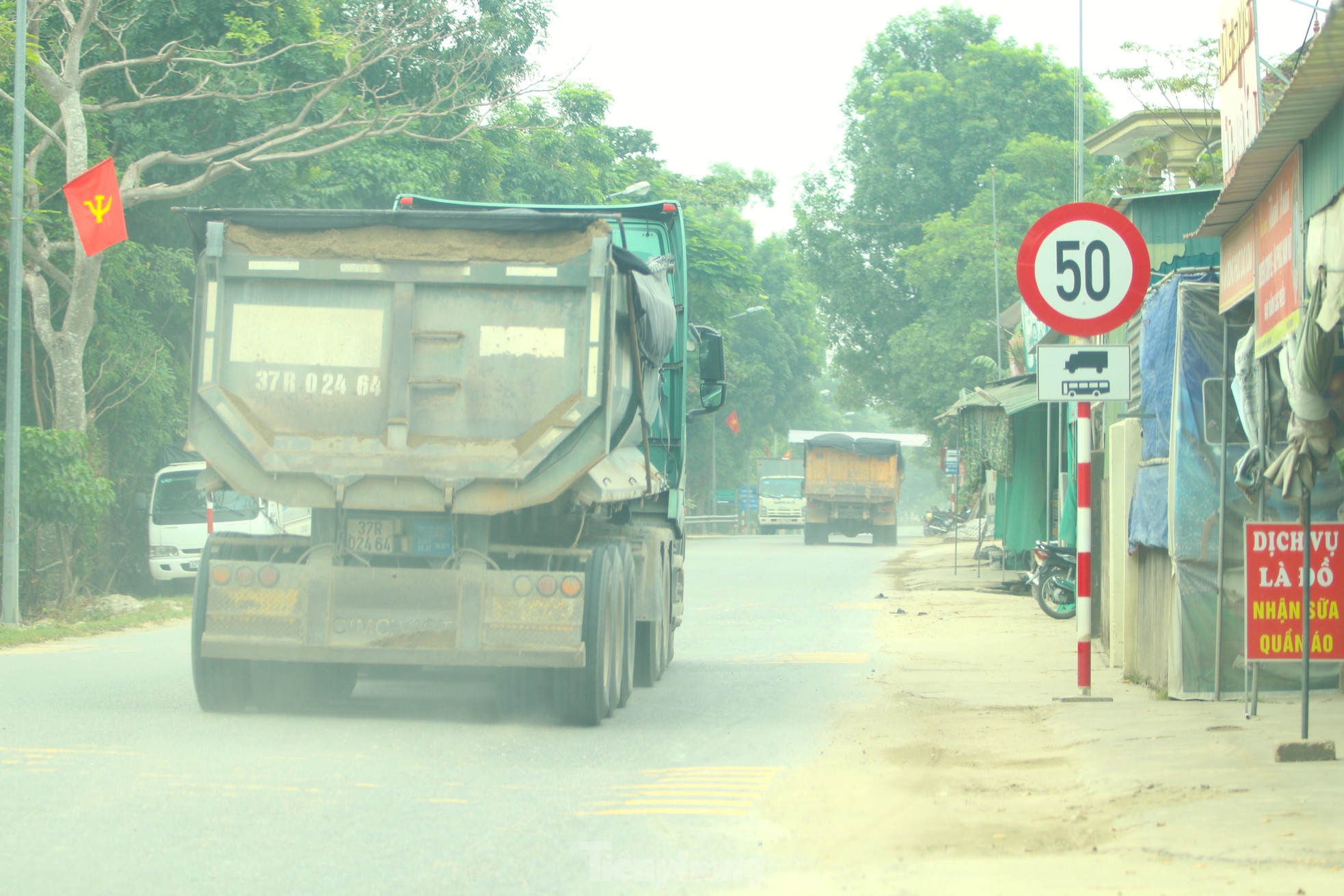 Xe TảI Chở VậT LiệU NốI đUôI ChạY RầN RầN, NgườI DâN KêU TrờI Vì BụI - ẢNh 6.