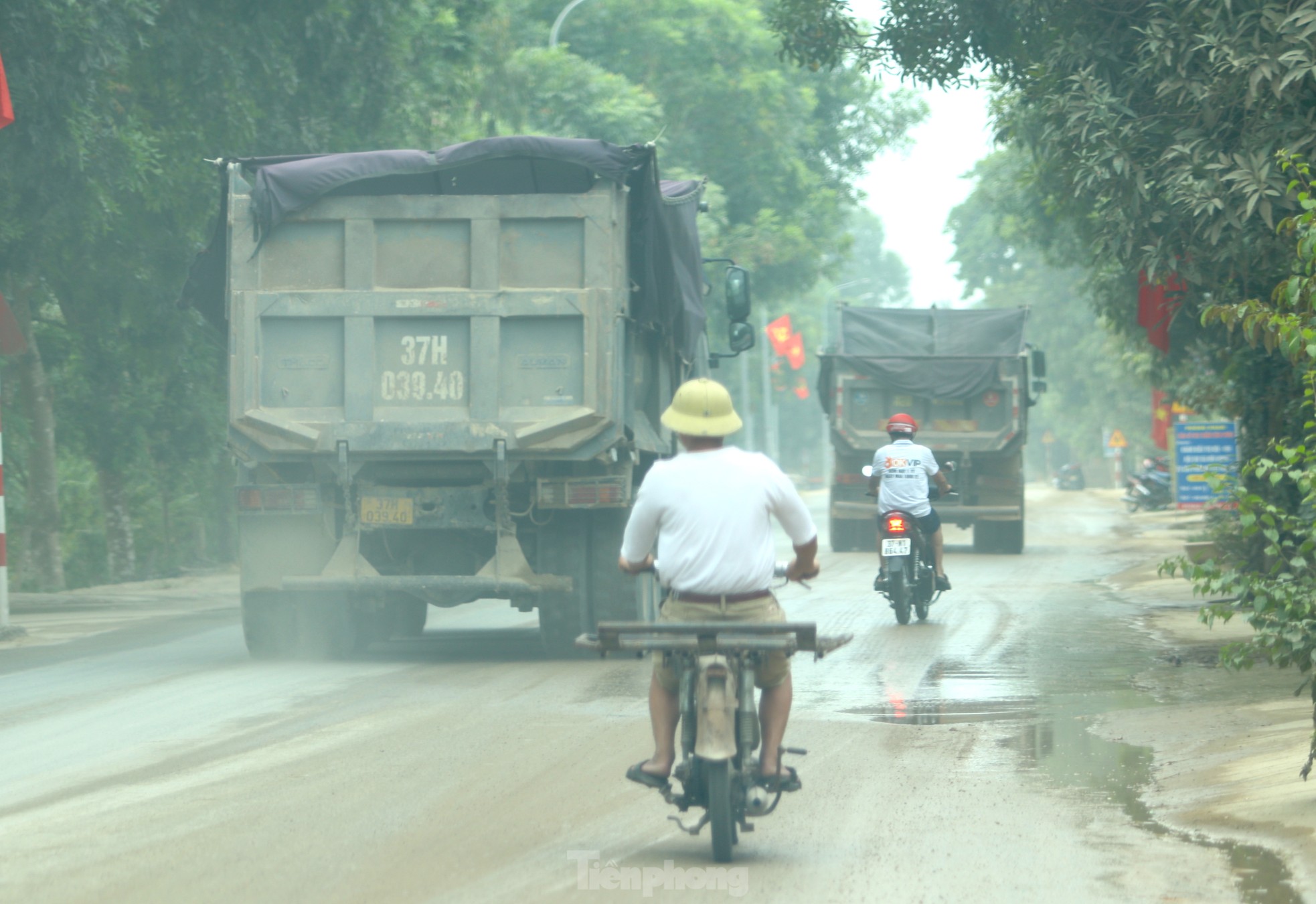 Xe TảI Chở VậT LiệU NốI đUôI ChạY RầN RầN, NgườI DâN KêU TrờI Vì BụI - ẢNh 9.