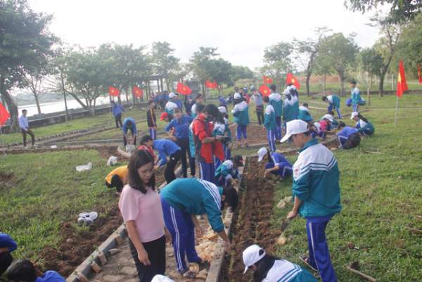 Học Sinh Ươm Cây Xanh Trồng Ở Nghĩa Trang, Di Tích Lịch Sử 6