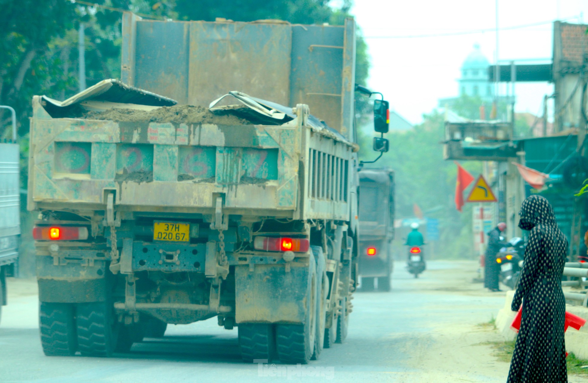 Xe TảI Chở VậT LiệU NốI đUôI ChạY RầN RầN, NgườI DâN KêU TrờI Vì BụI - ẢNh 17.