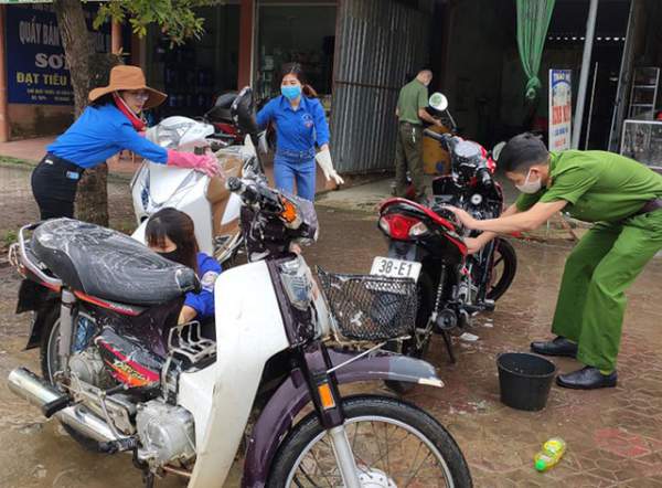 Đoàn Viên Miền Núi Rửa Xe Gây Quỹ Mua Khẩu Trang Phát Cho Người Dân 1