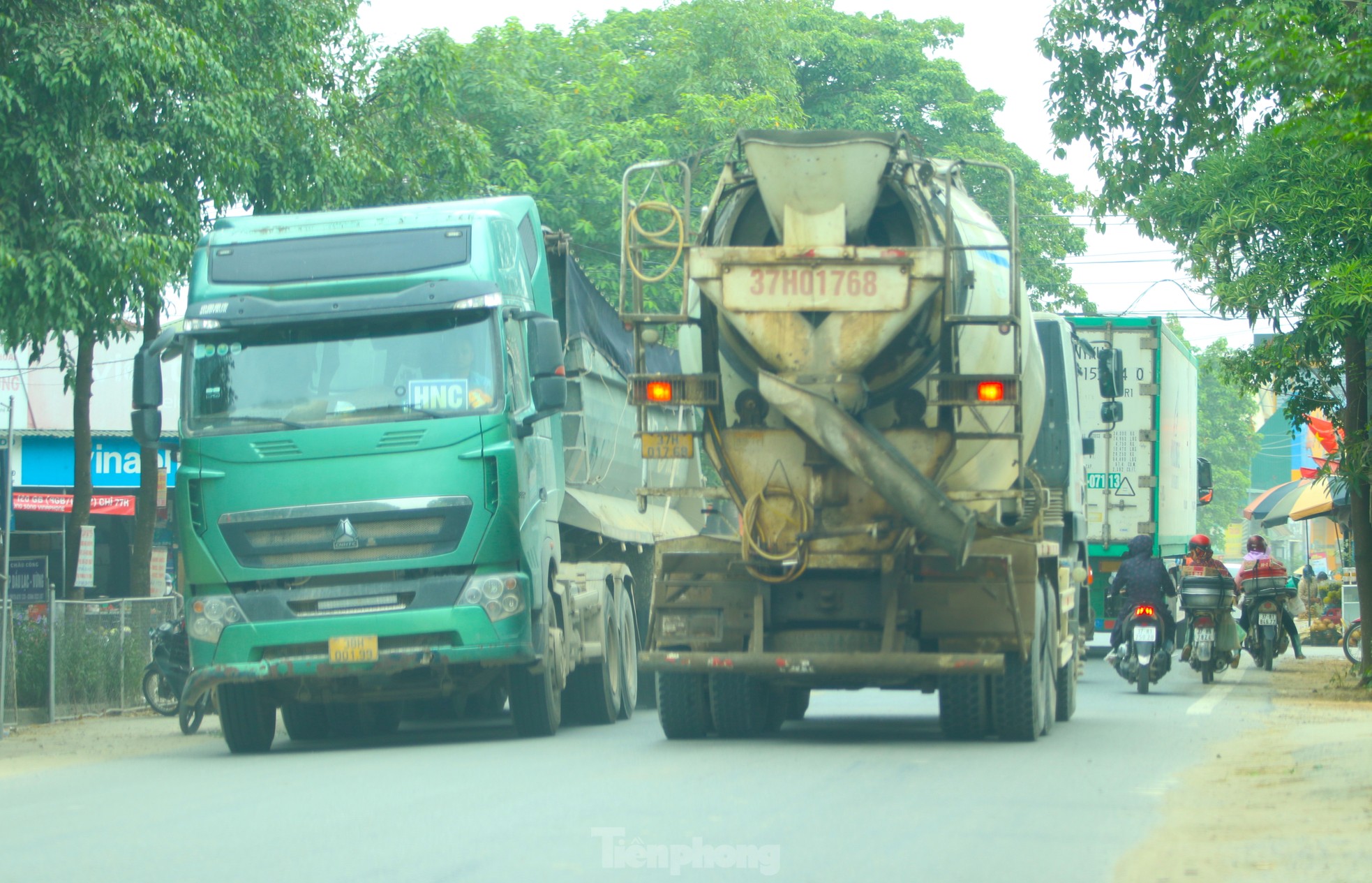 Xe TảI Chở VậT LiệU NốI đUôI ChạY RầN RầN, NgườI DâN KêU TrờI Vì BụI - ẢNh 13.