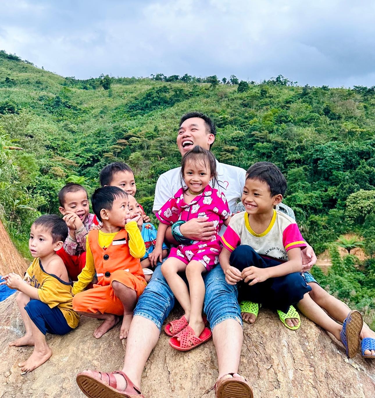 ChàNg Kỹ Sư CùNg NhóM BạN BăNg RừNg, LộI SuốI XâY TrườNg Cho HọC Sinh VùNg NúI: CáC Con đừNg Bỏ HọC Nghe! - ẢNh 20.