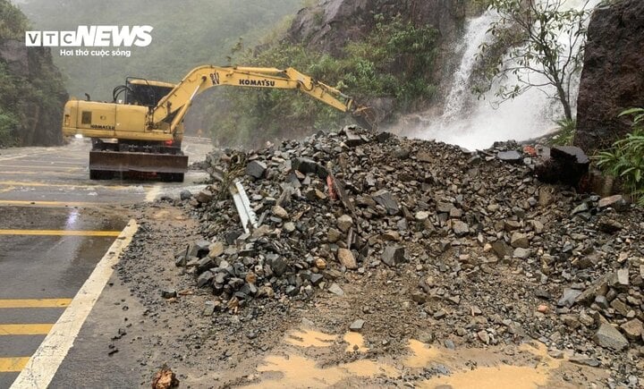 HàNg NghìN M3 đấT đá LăN XuốNg đườNg VừA đượC DọN SạCh, đèO KháNh Lê LạI SạT Lở - ẢNh 3.