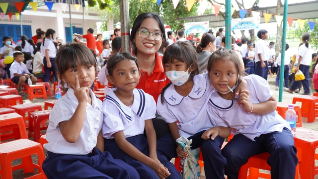 ĐIệN Quang Và HàNh TrìNh ThắP SáNg ướC Mơ: Để NhữNg BàN ChâN Nhỏ Từ BóNg đêM BướC TớI TươNg Lai RựC Rỡ - ẢNh 3.