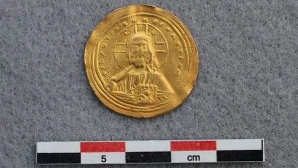 Khai Quật Được Đồng Tiền Vàng Hơn 1.000 Năm Tuổi Có Khắc Hình Khuôn Mặt Chúa Giêsu 1