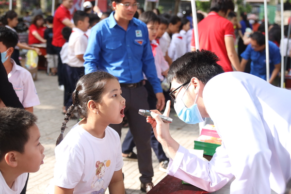 ĐIệN Quang Và HàNh TrìNh ThắP SáNg ướC Mơ: Để NhữNg BàN ChâN Nhỏ Từ BóNg đêM BướC TớI TươNg Lai RựC Rỡ - ẢNh 5.